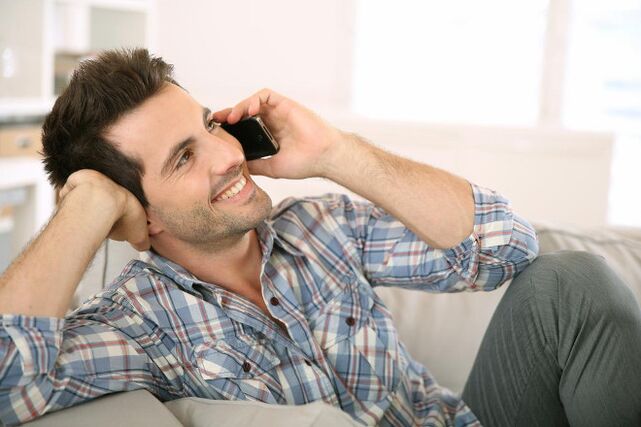 उत्तेजित होने पर पुरुष किसी महिला से फ़ोन पर देर तक बात करेगा